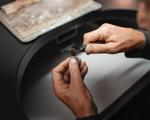 Mastering the Art of Pairing Jewelry with Your Outfits